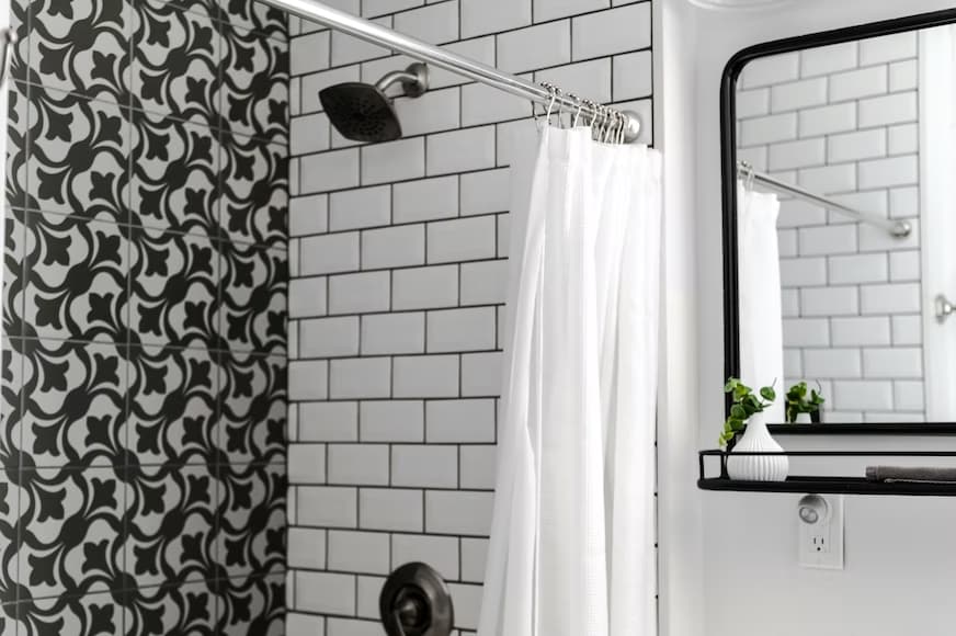 Zasłona prysznicowa, która jest wyrazem stylu: Zainspiruj się tymi stylowymi pomysłami